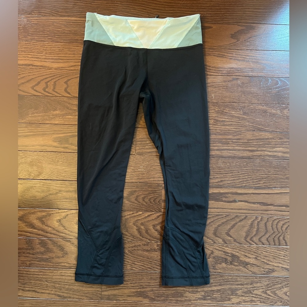 Women’s Lululemon Size 4 23” Cropped Black Running Workout Leggings - Picture 7 of 9